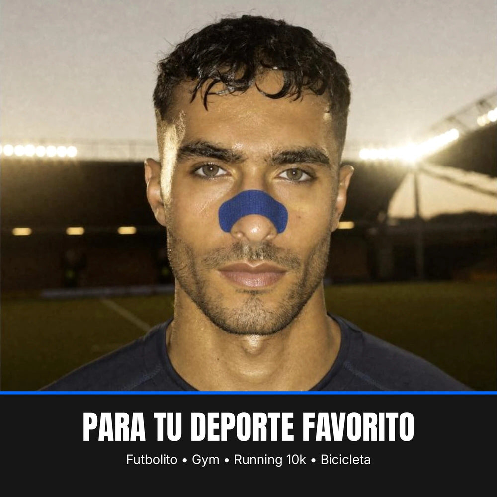 Deportista con tira nasal AirFlow Pro Color Azul en una cancha: para tu deporte favorito - futbolito, gym, running 10k y bicicleta.