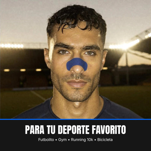Deportista con tira nasal AirFlow Pro Color Azul en una cancha: para tu deporte favorito - futbolito, gym, running 10k y bicicleta.